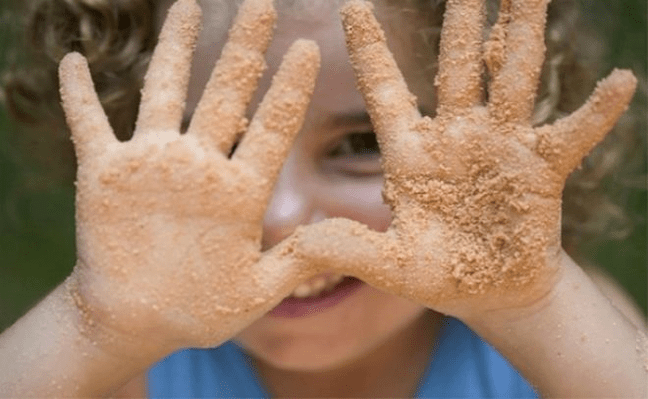 Infección por parasitos a través das mans sucias